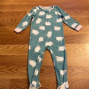 2 complete pajamas for a 4-year-old girl, used only once